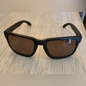 Men’s Oakley Holbrook Sunglasses - matte gray with black logo